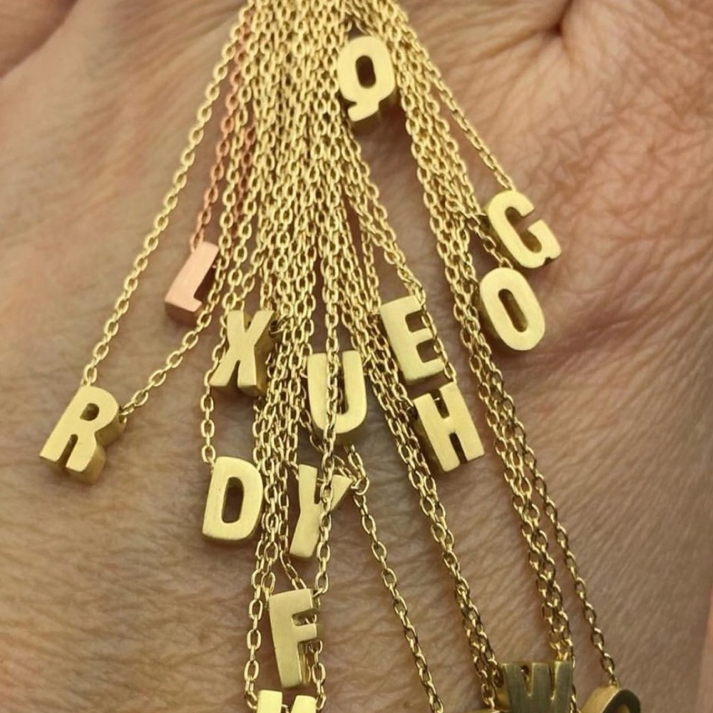 Marian Maurer ‘O’ 18k gold micro initial pendant necklace. - Picture 5 of 8